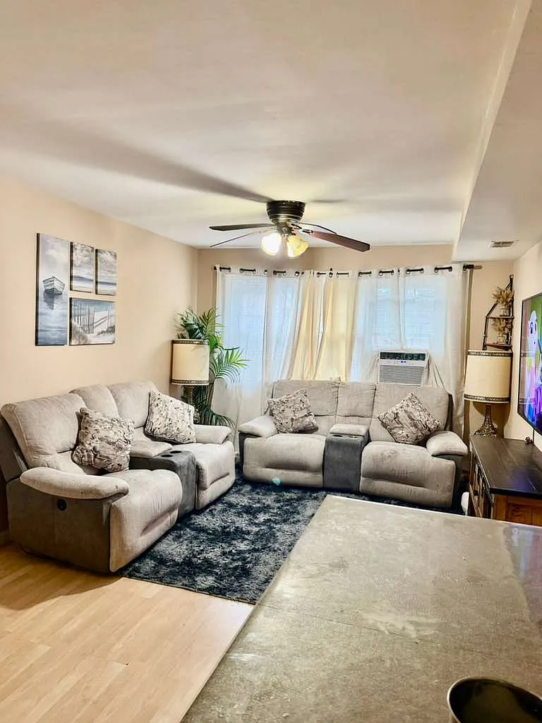 2 bed, 900 sqft, $2,300 — Photo 1
