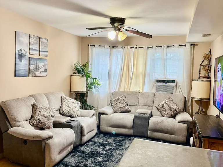 252 College Dr — Photo 1