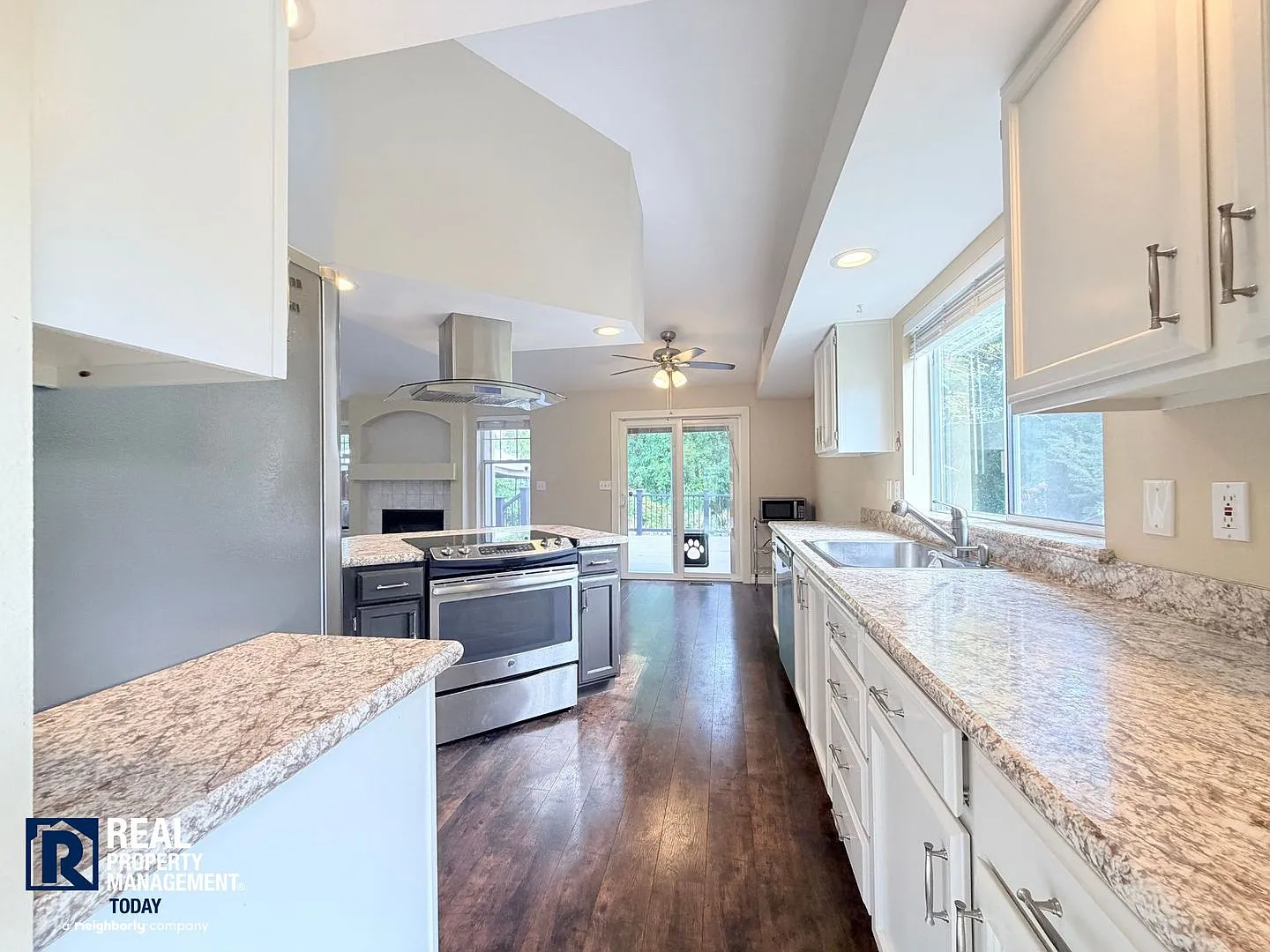 Spacious Tacoma Home with Updated Kitchen, Vaulted Ceilings & Fully Fenced Yard! — Photo 3