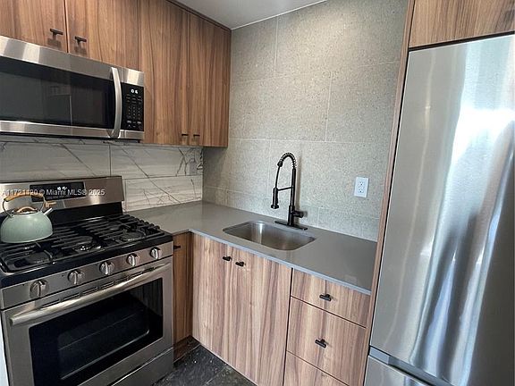 3rd image of 710 Washington Ave APT 501