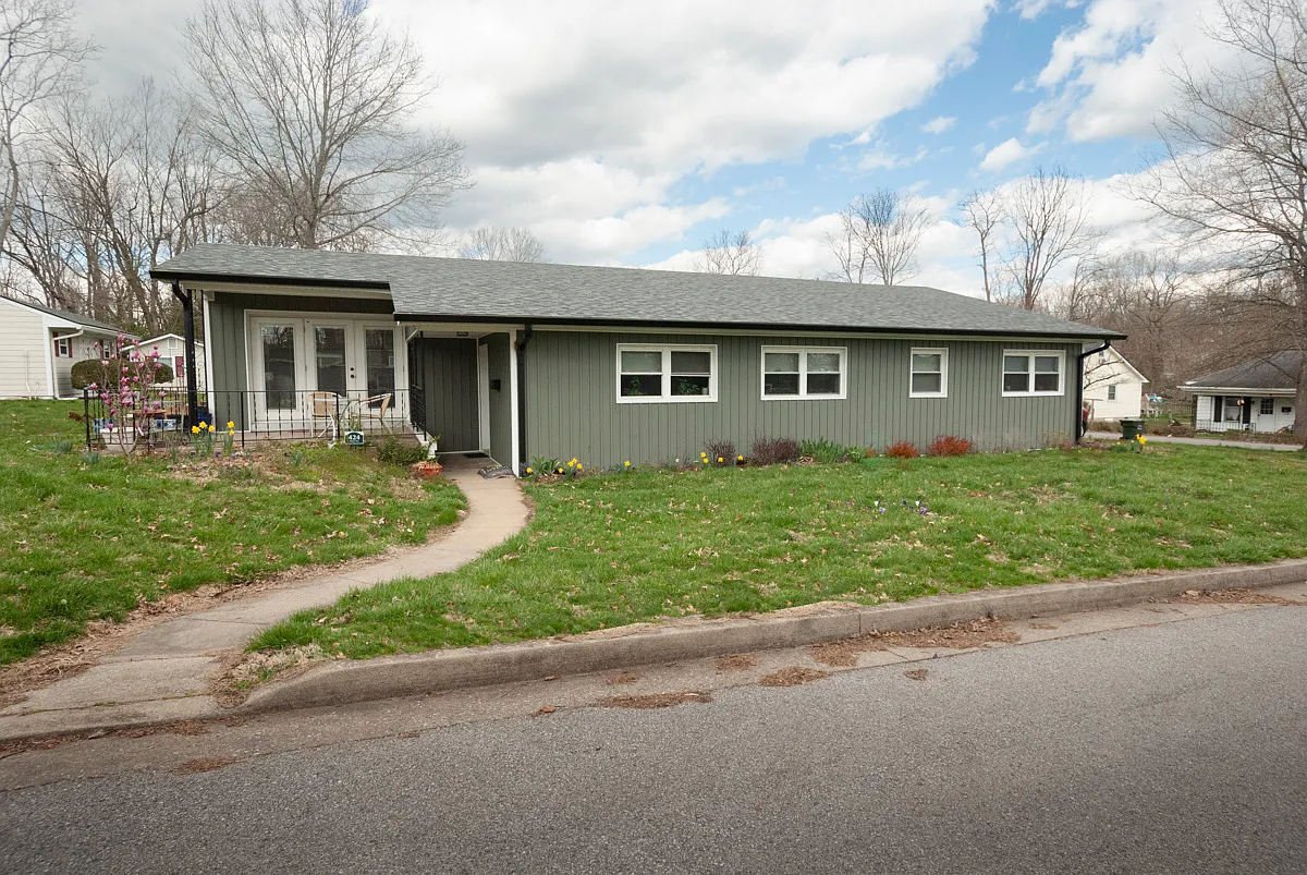 3 bed, 1800 sqft, $1,800 — Photo 1