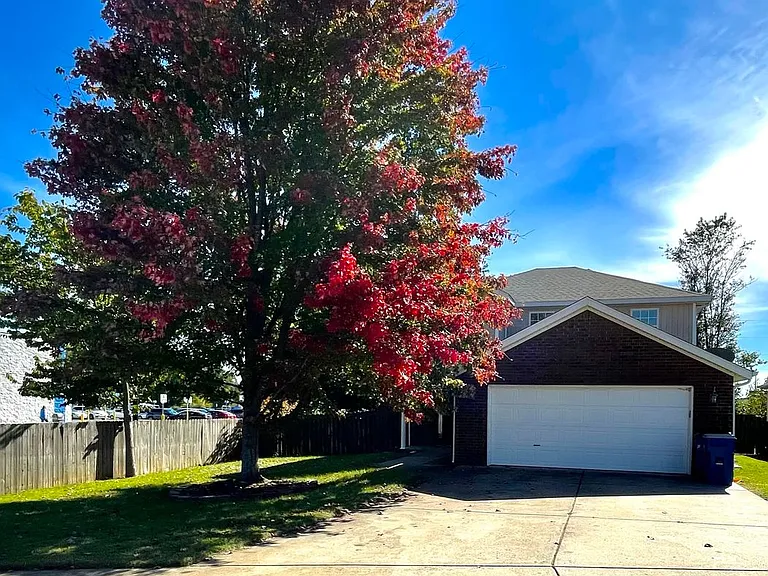 3705 SW Hansom Loop — Photo 2
