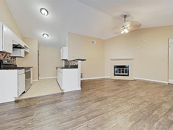 3rd image of 930 Sugarberry Dr