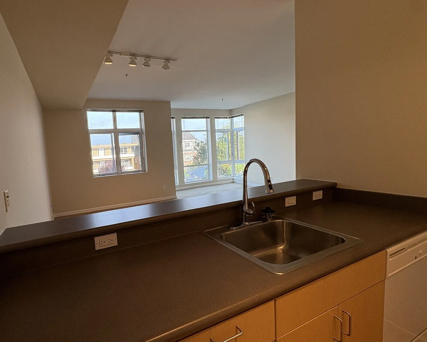 Peninsula Apartments — Photo 3