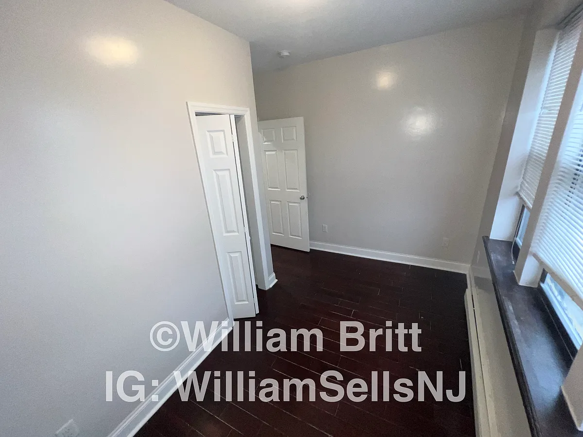 Bedroom - 5412 Park Ave #31