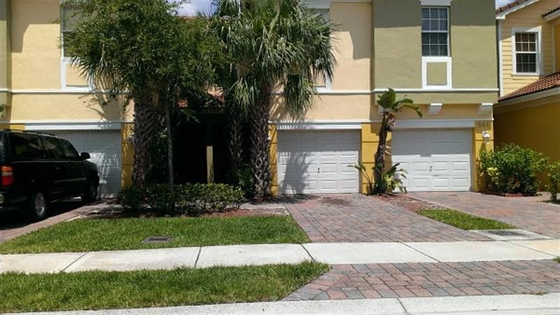 1st image of 863 Pipers Cay Dr