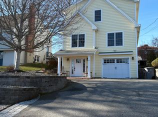 8 S Edgewood Rd, Niantic, CT 06357
