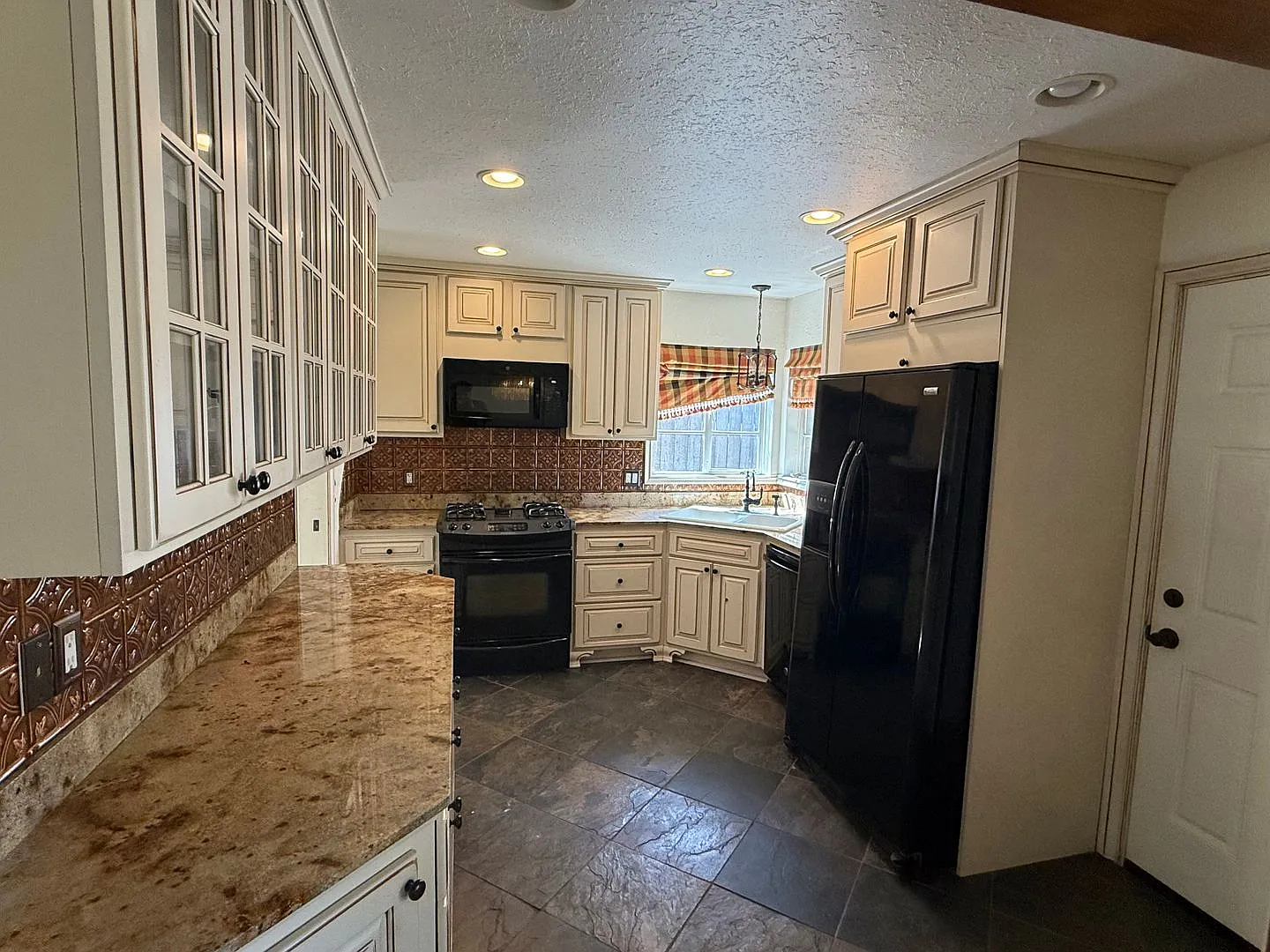 Gorgeous 3 Bed 1 Bath in The Village — Photo 4