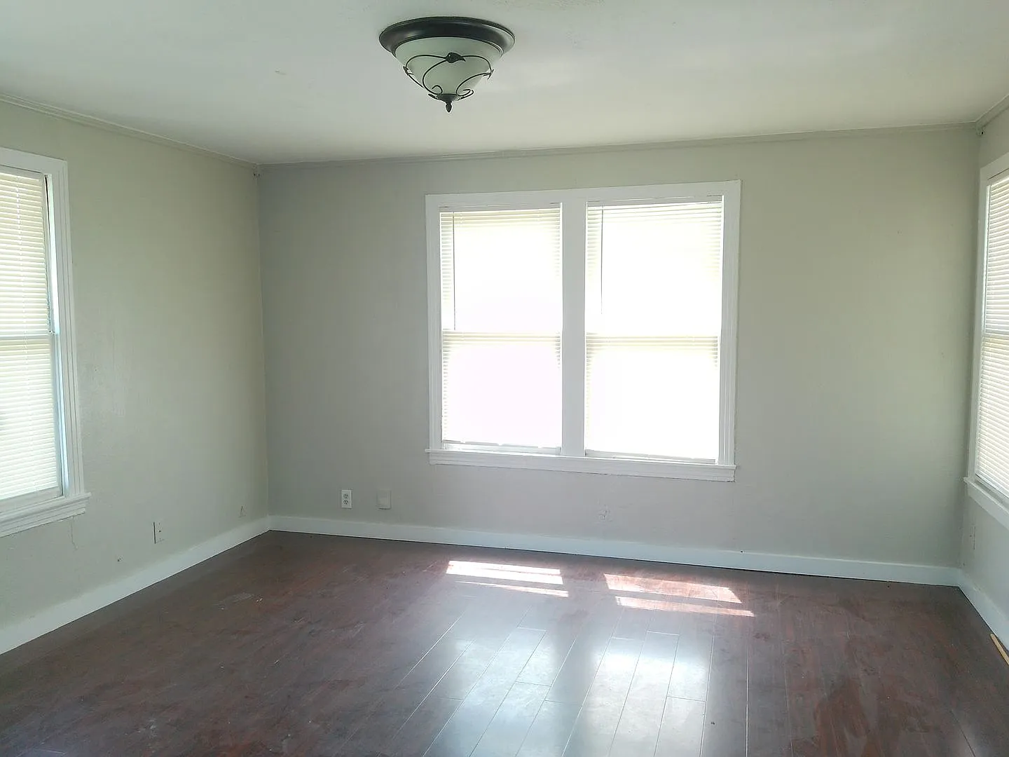 3549 Cypress - 3/Bed 1/Bath - $1495/month — Photo 2