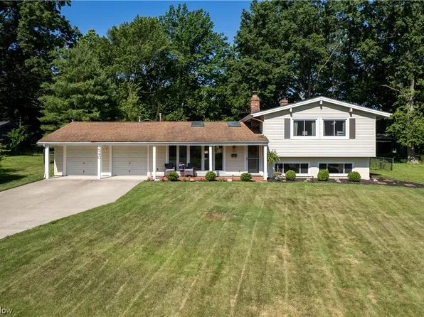 540 Sandalwood Dr, Bay Village, OH 44140