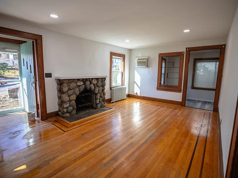 31 Spring Valley Ave — Photo 10