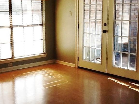 2nd image of 107 Woodoak Cir