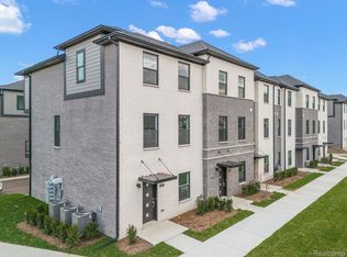 2821 Summers Pl, Troy, MI 48084