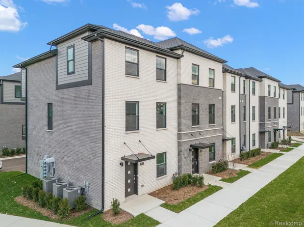 2941 Summers Pl, Troy, MI 48084