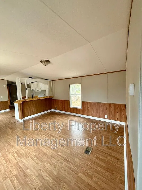 3 bed, 2.0 bath, $950 — Photo 2