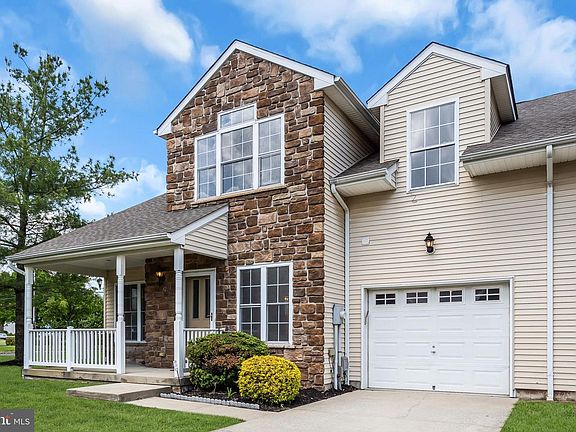 3rd image of 32 Charles Cir