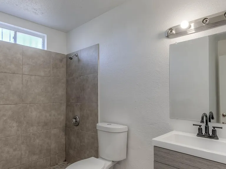 301 W Oregon St — Photo 3