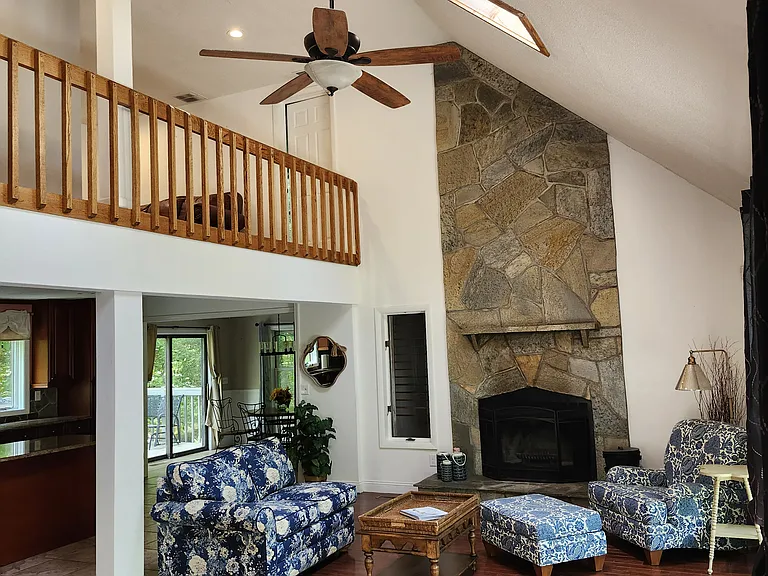 421 E Hyerdale Dr — Photo 2