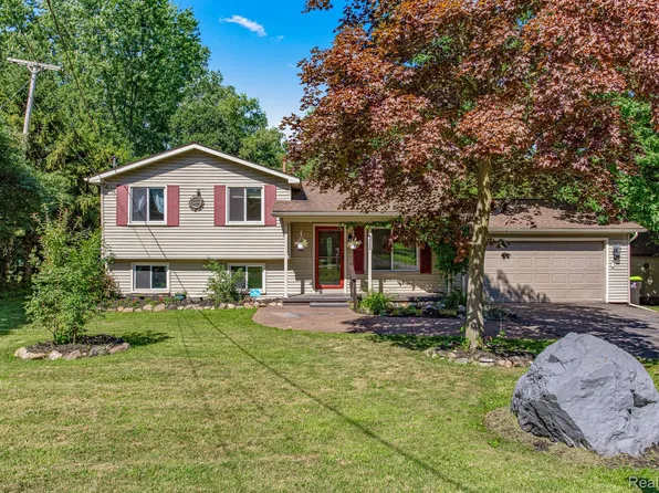 1560 Mercedes St, West Bloomfield, MI 48324