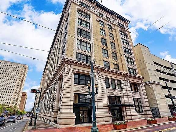 Franklin Lofts sits majestically at the corner of Main and Franklin Streets in Downtown's Historic District. Built in early 1900's as The First National Bank, it is a City Historic Registered Building. Secured access, attached parking garage, onsite 