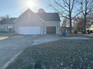 105 Twin Ponds Ct, Greenwood, SC 29649