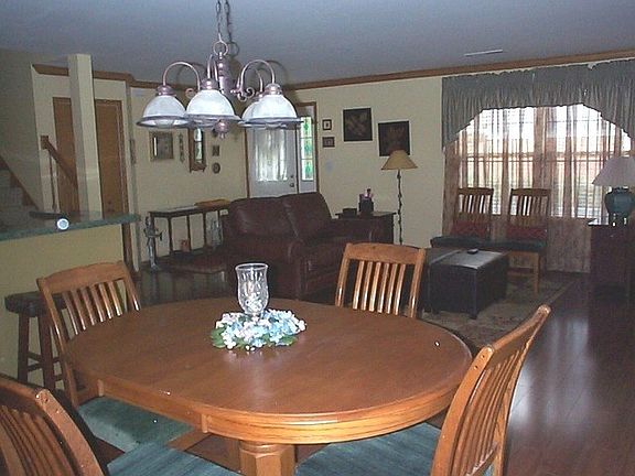5th image of 1385 Ashbury Ln E