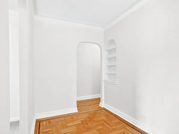 190 East Mosholu Parkway South image 10 of 36