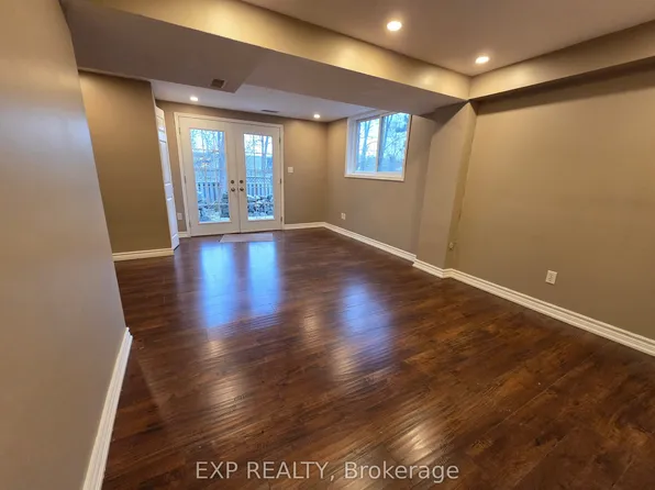 696 Penny Ln, Burlington, ON L7T 4J1