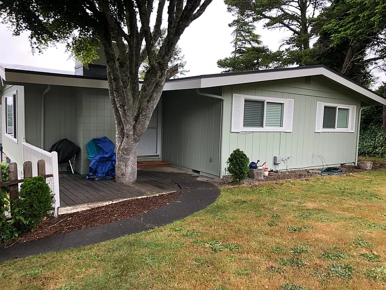 910 Oakway Dr — Photo 2