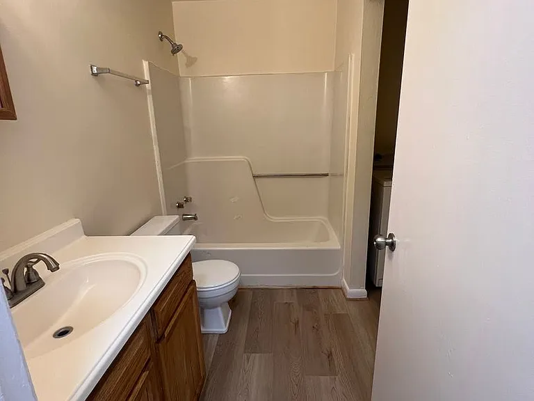 2609-2643 Elliott Ave — Photo 10