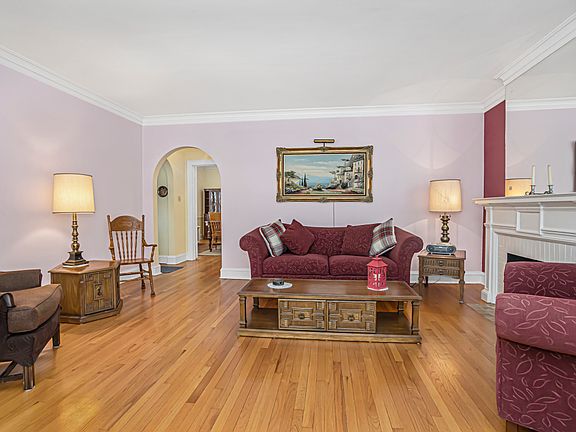 3rd image of 5735 N Sacramento Ave