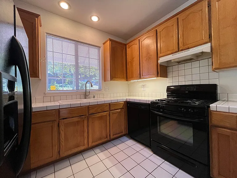 1146 Vista Dr — Photo 9