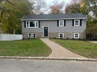 26 Hanover Pl, Smithtown, NY 11787