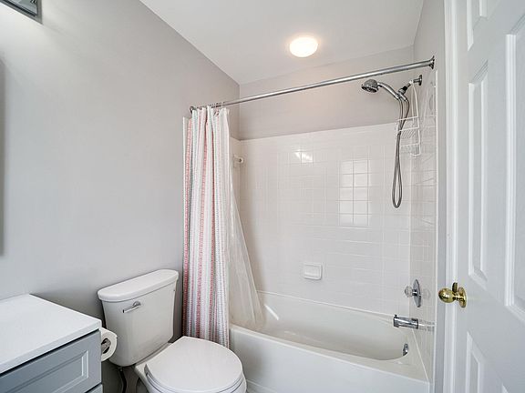 3rd image of 3823 Woodlawn Ct