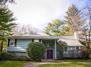 1 High Pine Rd, Glen Cove, NY 11542