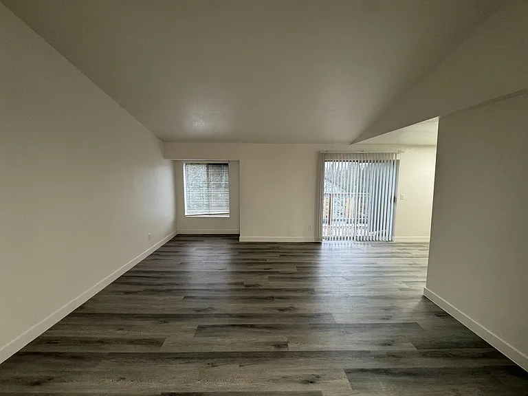 Wellington Place Apartments — Photo 21