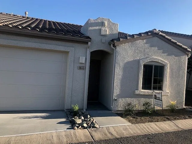 1655 Entrada Dr
