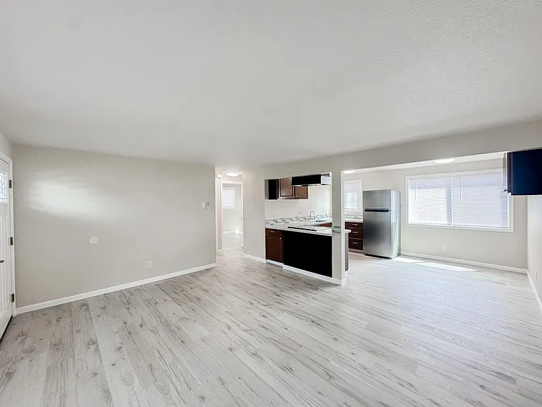 180 Garland Way N — Photo 3