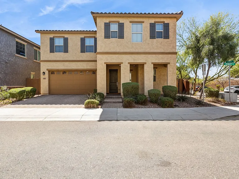 211 E Brinley Dr — Photo 2