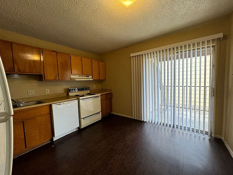 1902 Cedarhill Dr — Photo 4