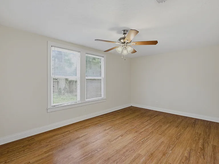 146 Lucille St — Photo 8