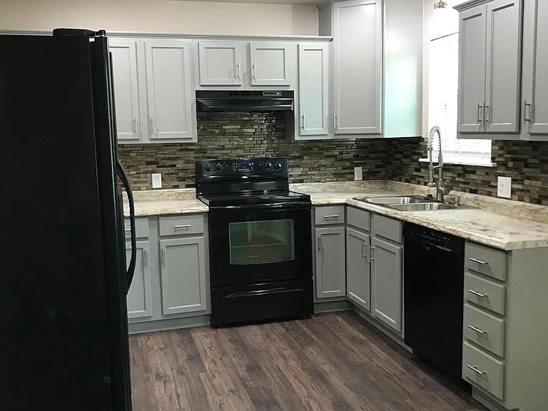 3411 N Market Ave — Photo 1