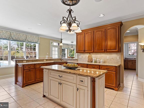 5th image of 2301 Claridge Ct