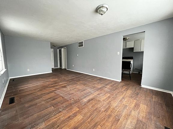 3rd image of 1753 N Elmer St