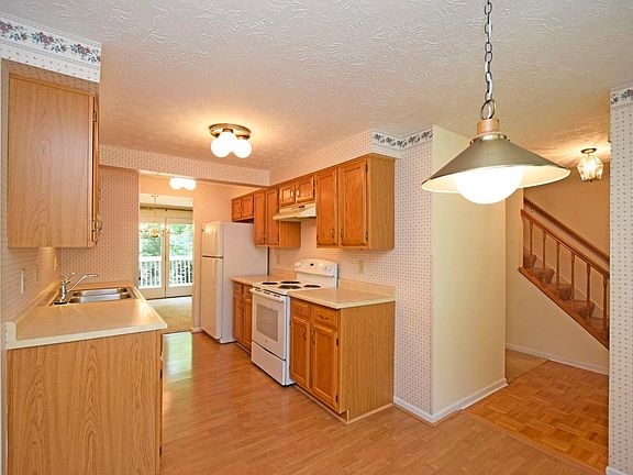 5th image of 812 S Woodlyn Dr