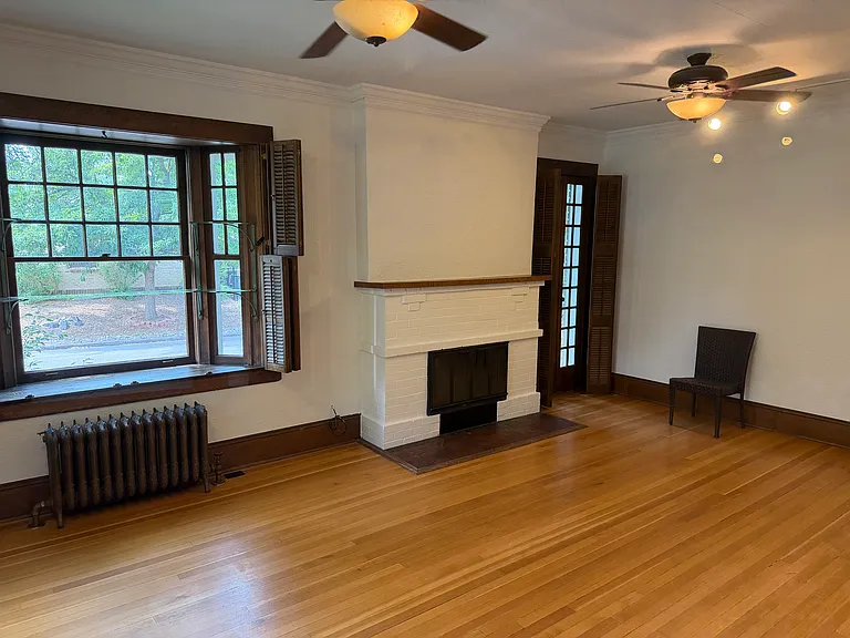 903 Newport St — Photo 4