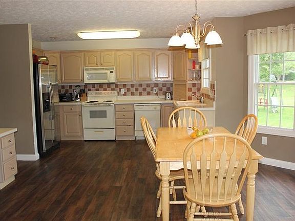 2nd image of 555 Allanhurst Ave