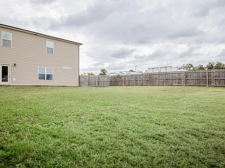 628 Bella Ct — Photo 32