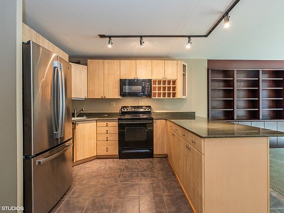 5th image of 3100 N Lake Shore Dr APT 404