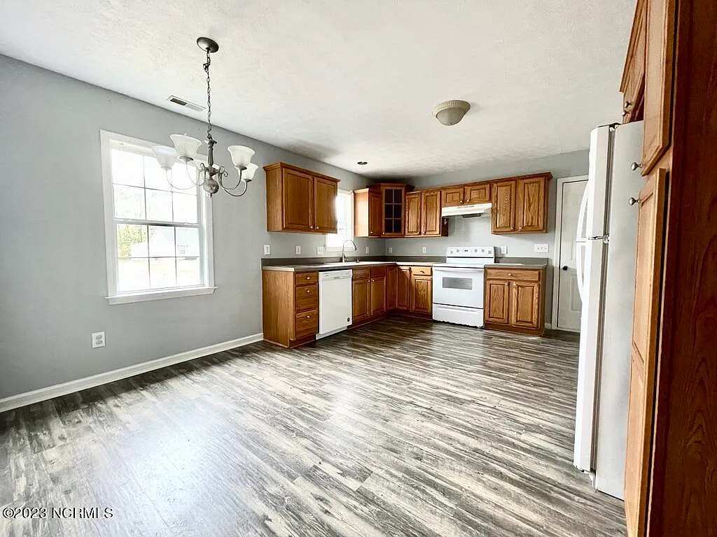 3 bed, 2.0 bath, 1285 sqft, $1,800 — Photo 4